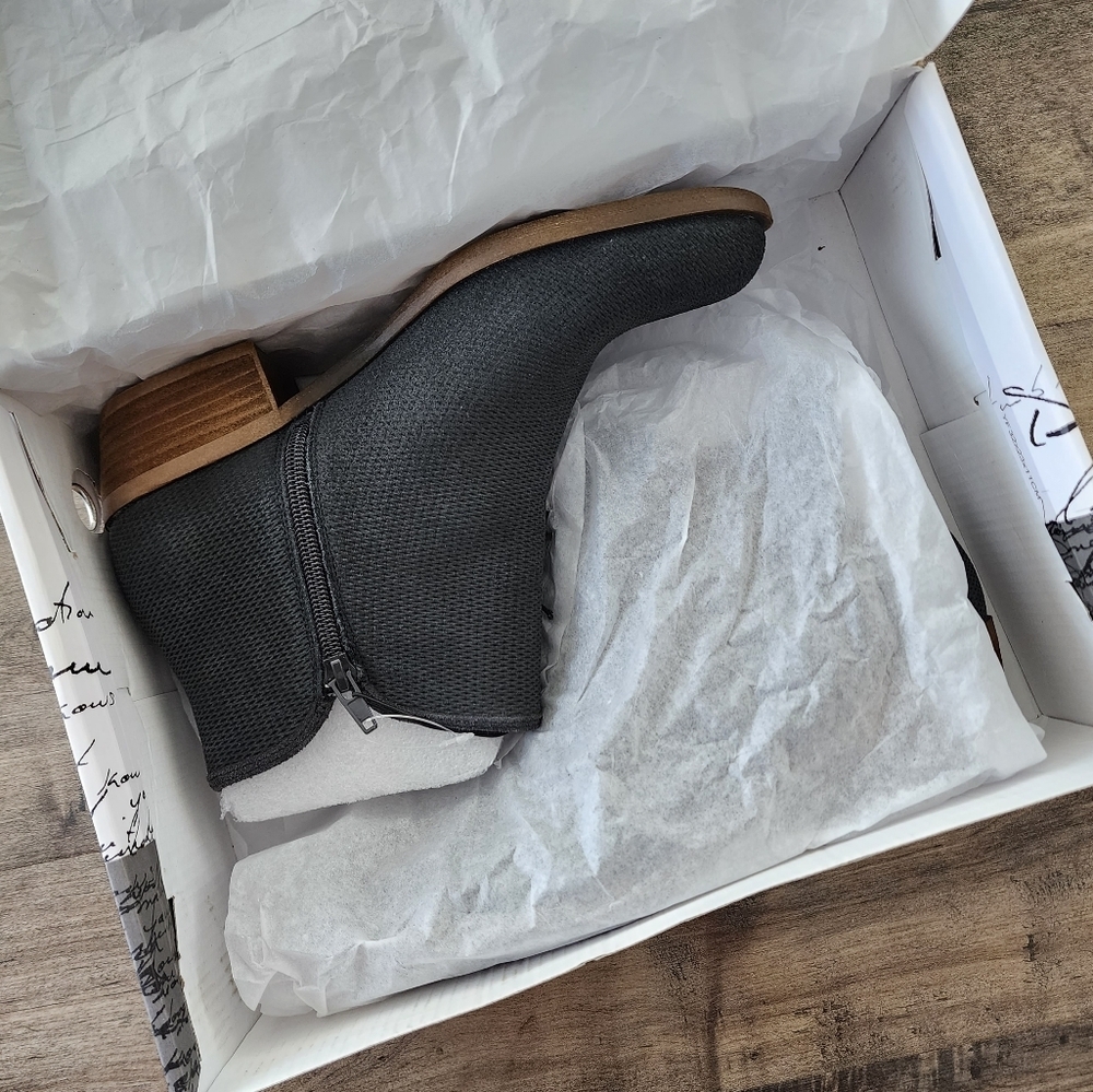 Kensie Gerona Perforated Suede Ankle Booties Dark Gray Women's 8.5 NEW - Picture 13 of 16